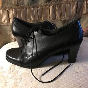 Women’s Eitenne Aigner Oxford Heels Size 9.5